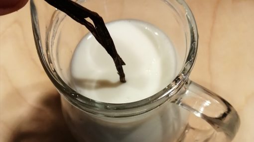 foto latte con bacca di vaniglia caldo