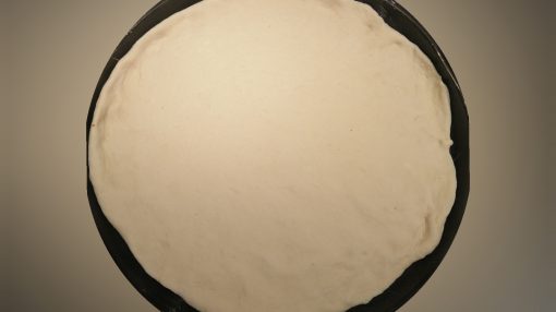 foto pizza stesa in teglia con lievitazione